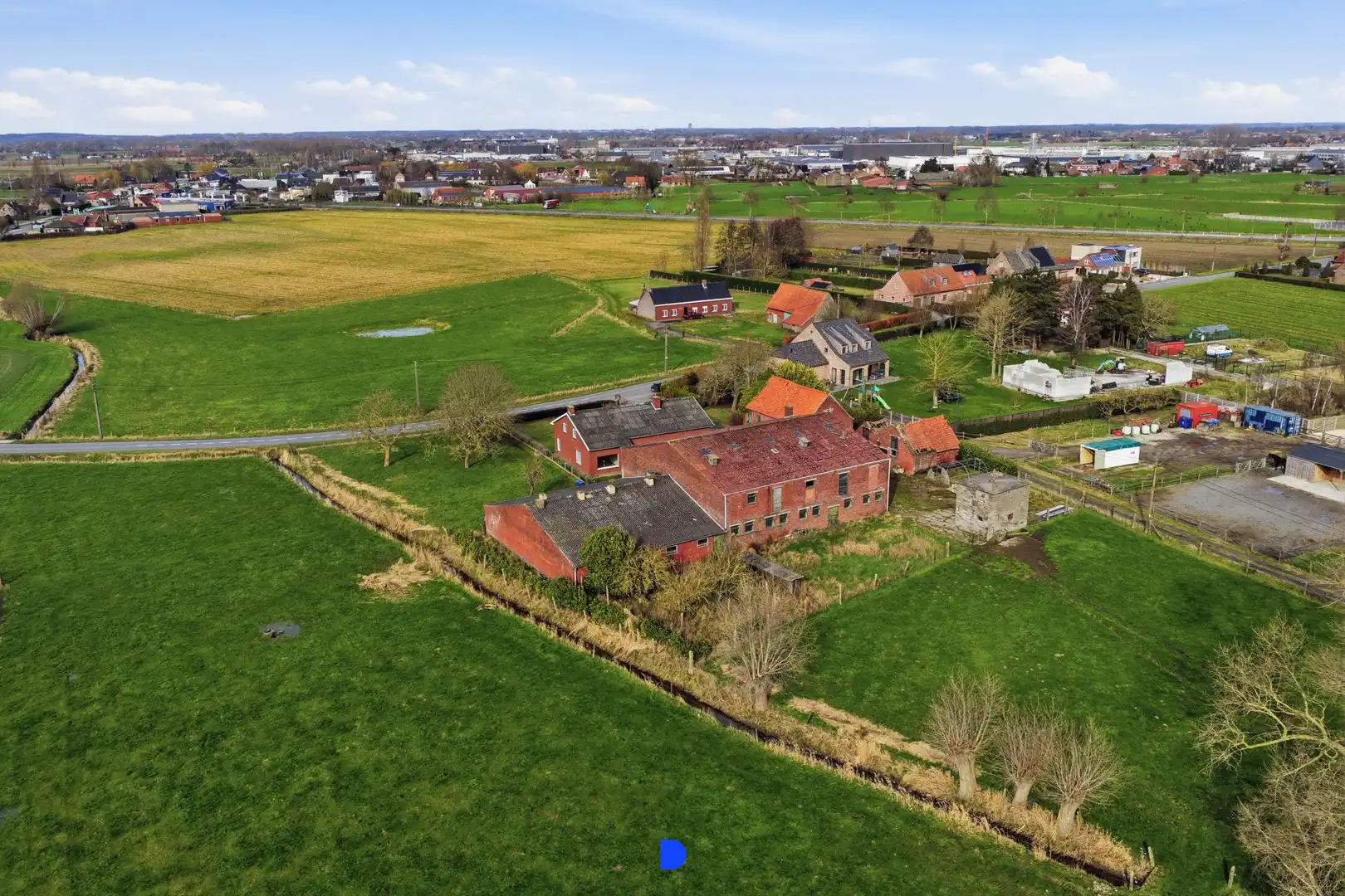 Hoeve met bijgebouwen en stallingen op 4.593m². foto 3