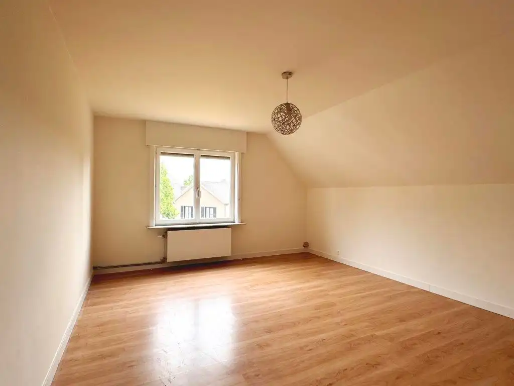 Deze rustig gelegen, alleenstaande woning onderging een grondige renovatie en werd uitgerust met zonnepanelen, vernieuwde beglazing, nieuwe radiatoren, een vernieuwde badkamer en aangelegde oprit. foto 15