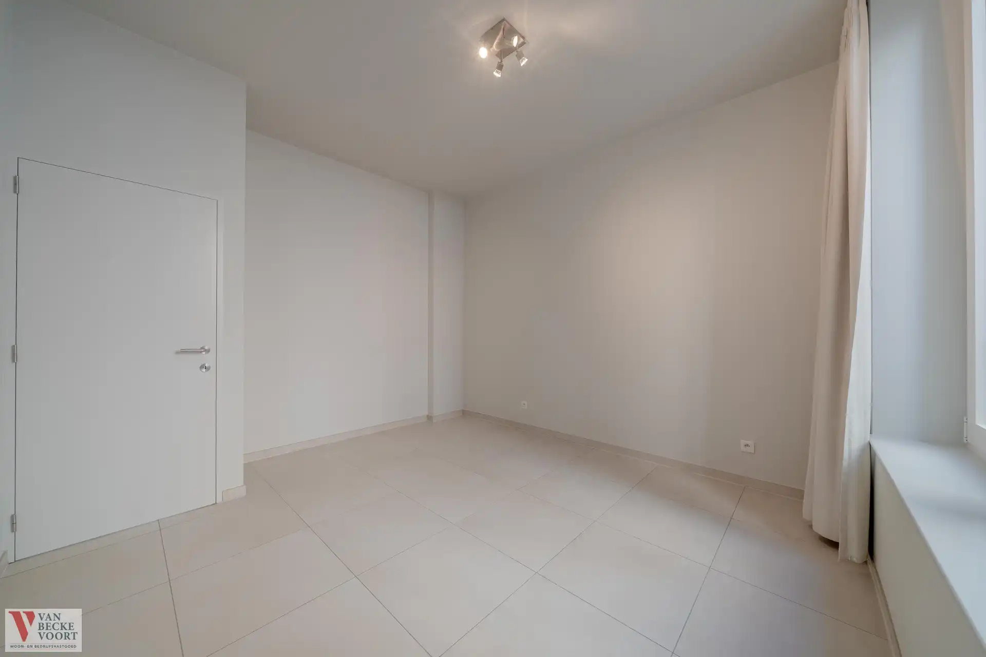 Appartement in gerenoveerd eclectisch herenhuis aan de Sint-Jozefkerk foto 9