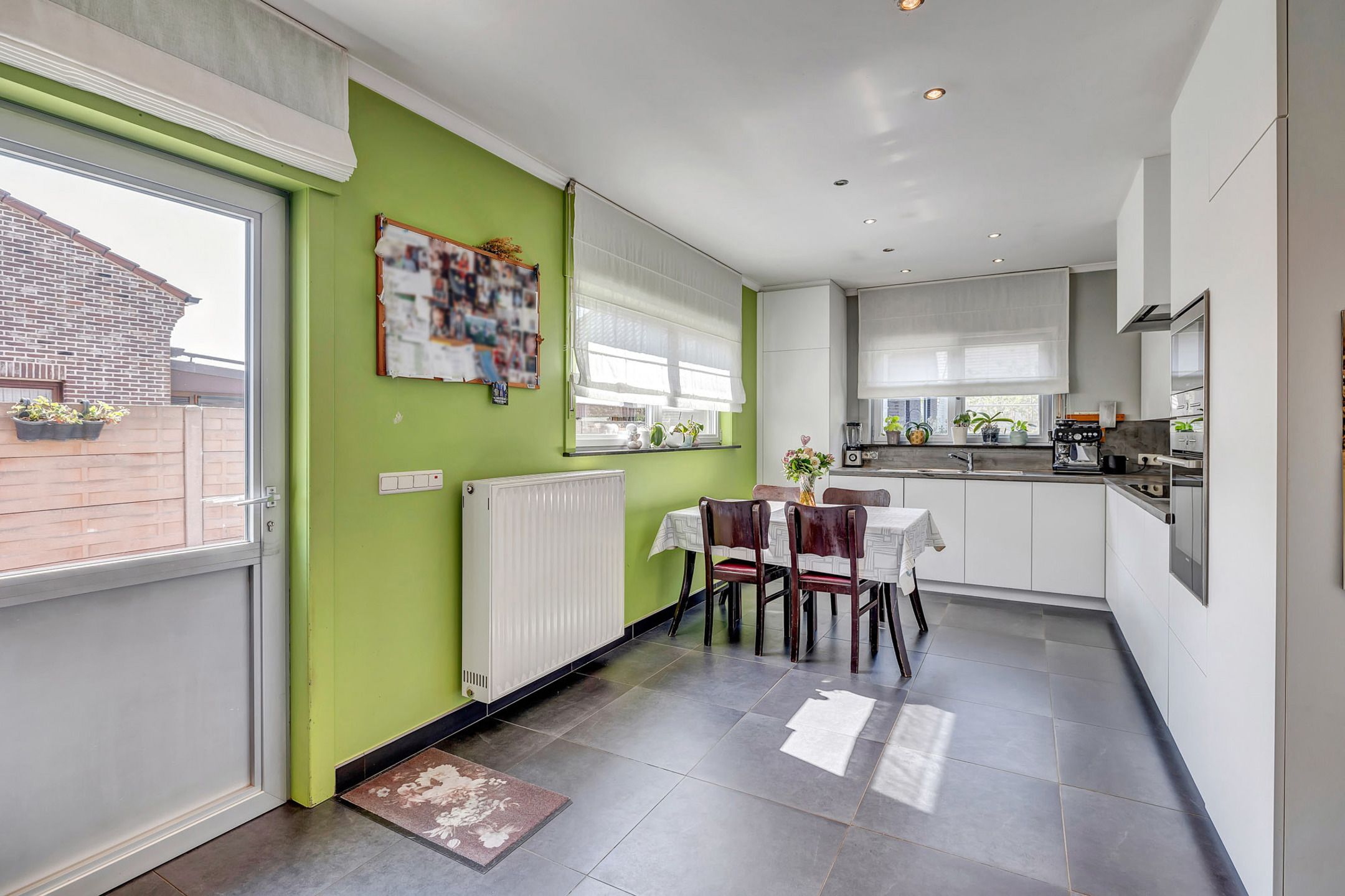Instapklare woning met ruime garage en tuin foto 7
