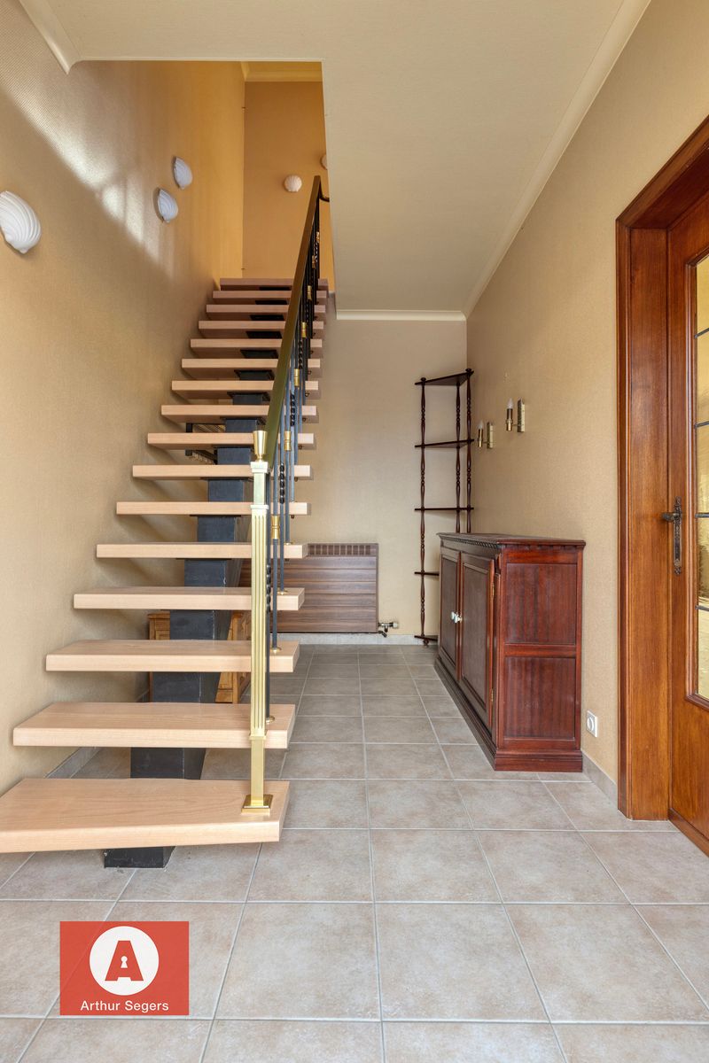 Gezinswoning mét karaktergevel & garage pal bij het centrum. foto 5