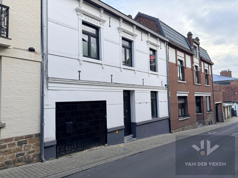 Prachtige woning met 4 slaapkamers. foto {{pictureIndex}}