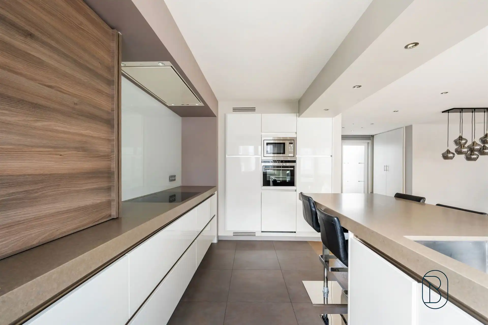 Topgelegen handelspand met kwalitatief duplex appartement foto 6