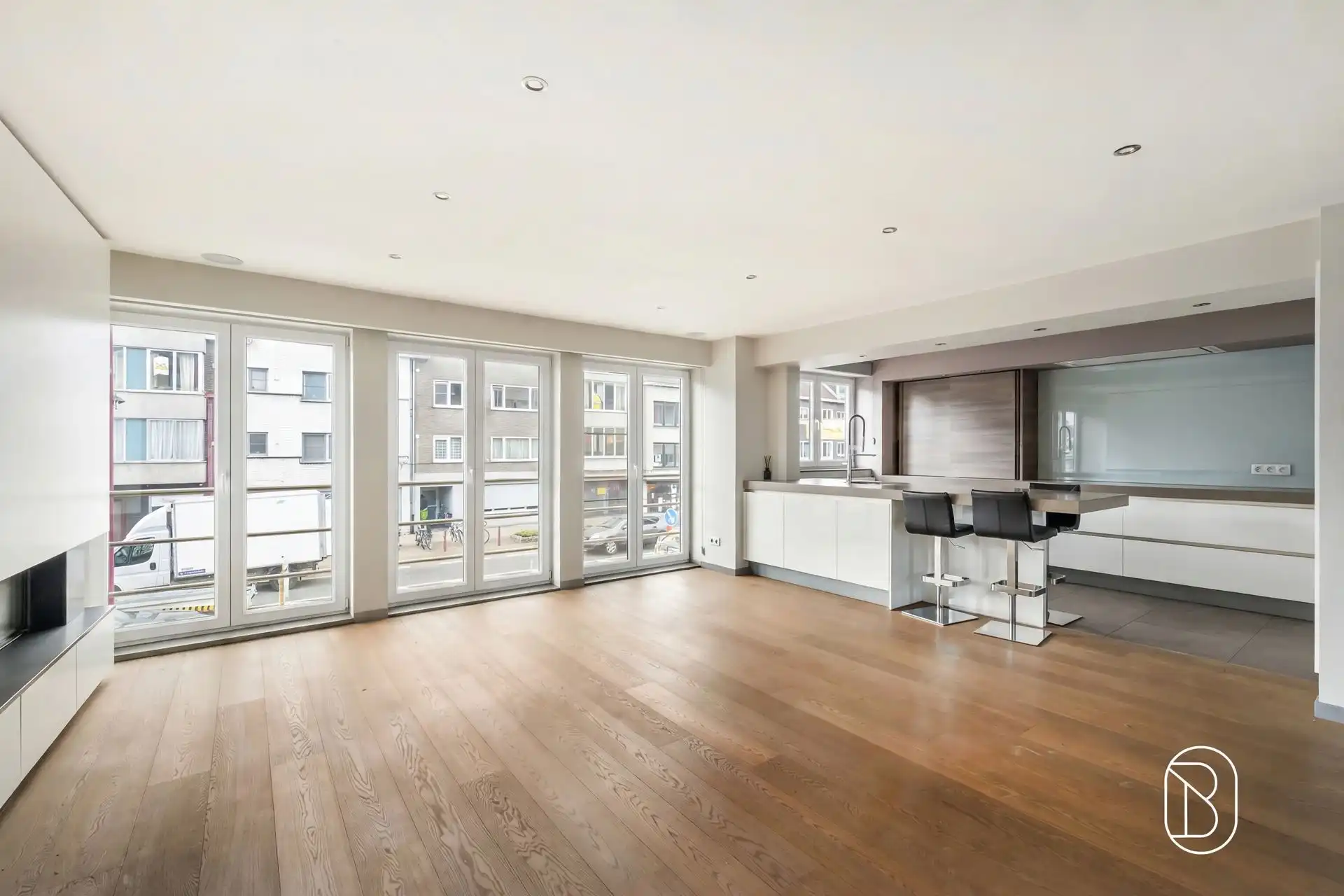 Topgelegen handelspand met kwalitatief duplex appartement foto 3