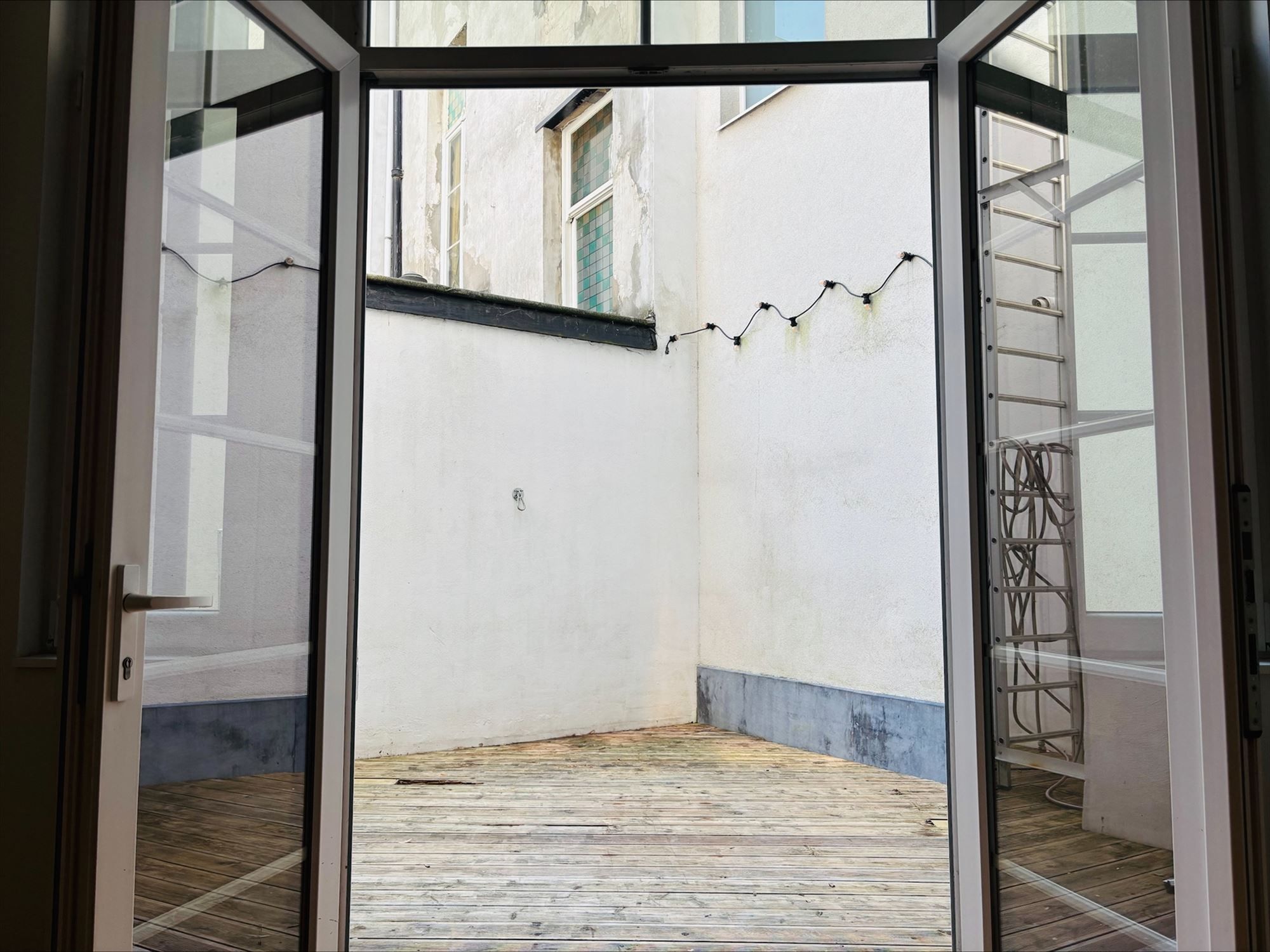Karaktervol en lichtrijk 1-slaapkamerappartement met ruim terras op toplocatie! foto 7