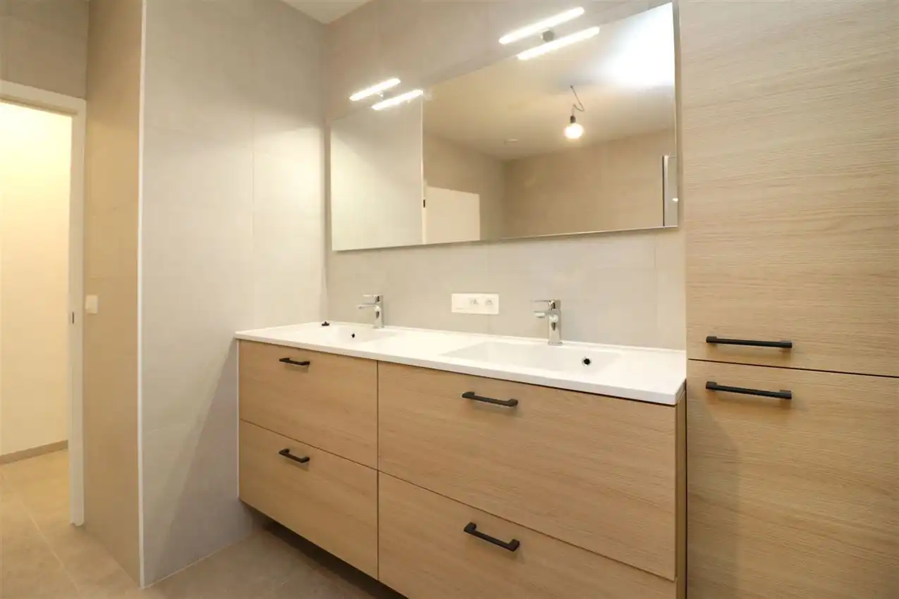 Gerenoveerde woning met 4 slpk, tuin, garage foto 16