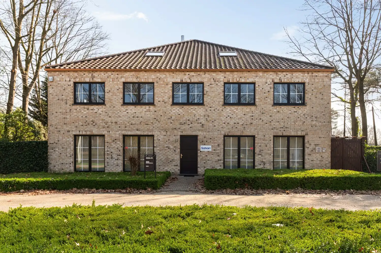 KANTOOR (489 m²) MET PARKING OP STRATEGISCHE LIGGING! foto {{pictureIndex}}