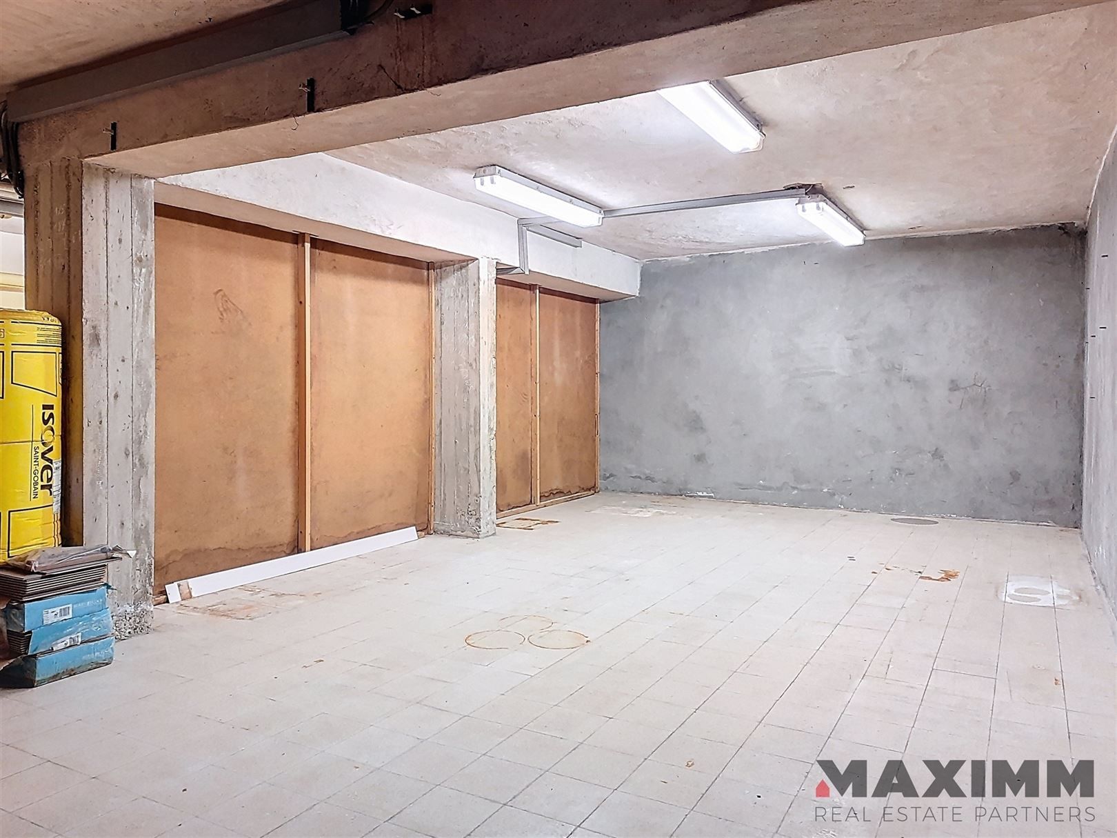 Gelijkvloers hoekpand, volledig onderkelderd op stategische locatie foto 18