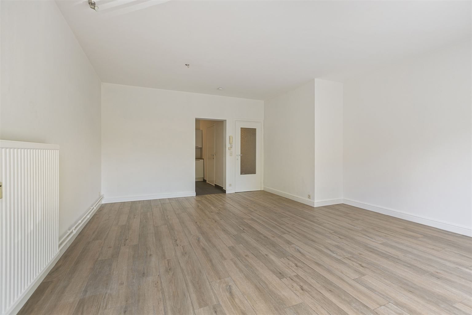 Instapklaar, gerenoveerd appartement met 3 slaapkamers, 2 terrassen en ruime garagebox gelegen op een toplocatie in het centrum van Maaseik, nabij de markt & met zicht op het Kerkplein. foto 2