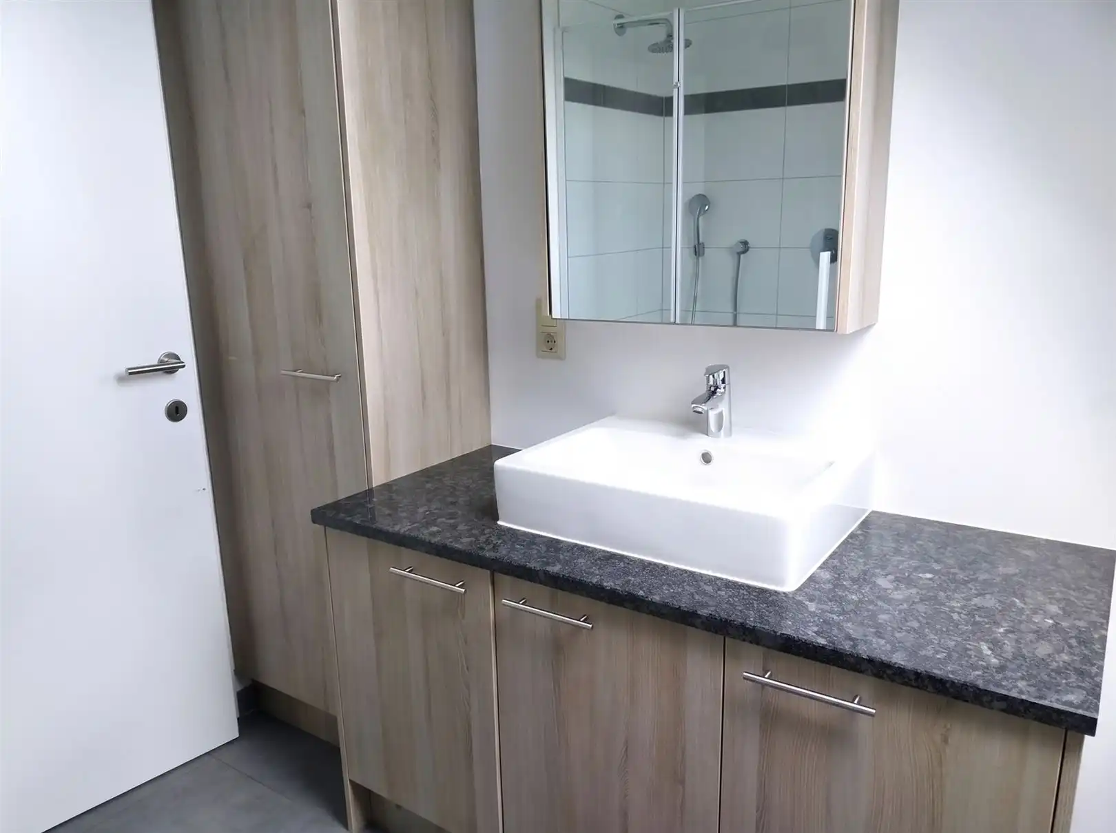 TE HUUR: Duplex-appartement met 3 slaapkamers en garage te Heusden-Zolder! foto 9