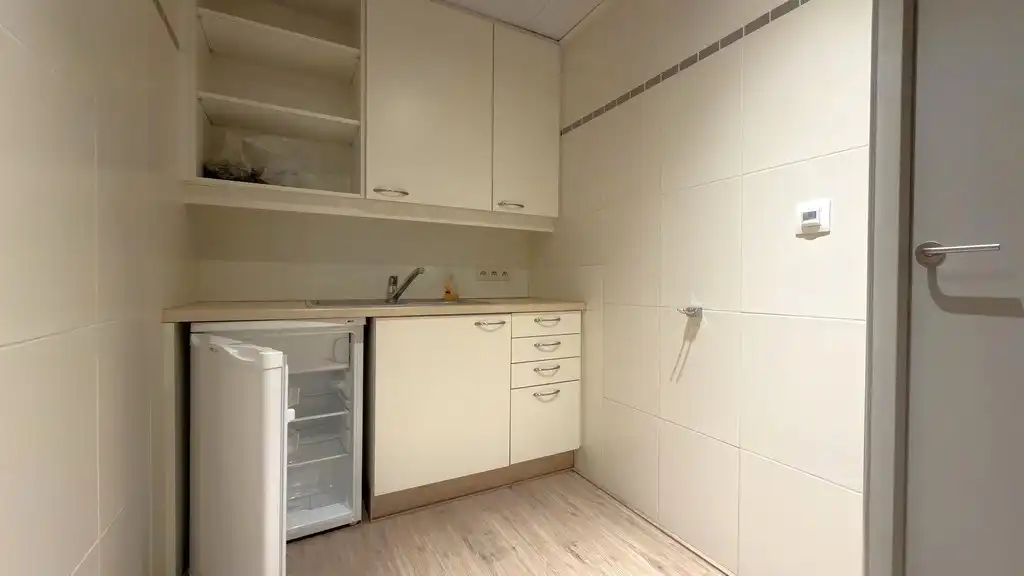 Ingedeeld kantoorverdiep te huur nabij station Antwerpen-Centraal foto 12