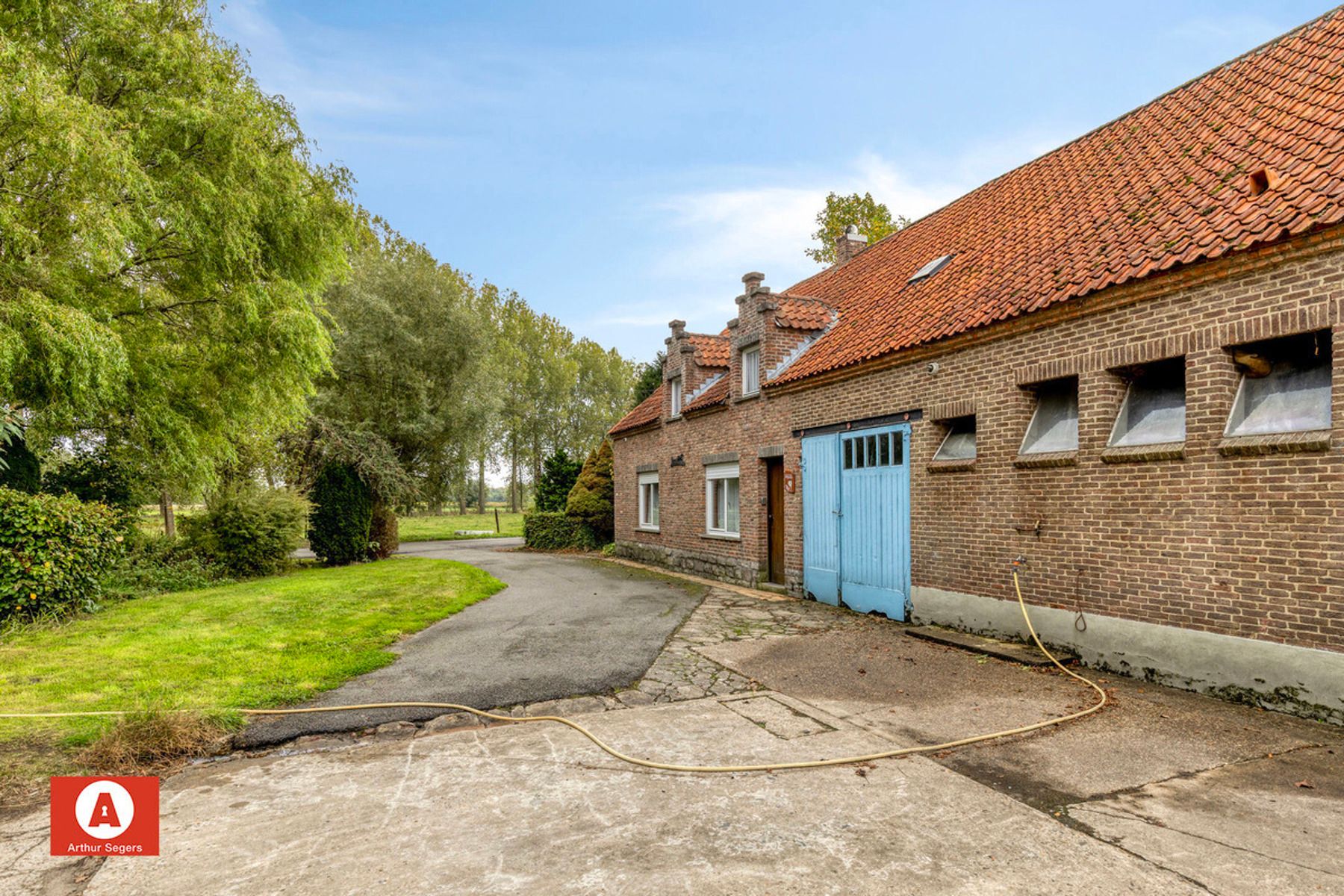 Uniek gelegen hoeve met bijgebouwen en weiland op 1,49 ha foto 6