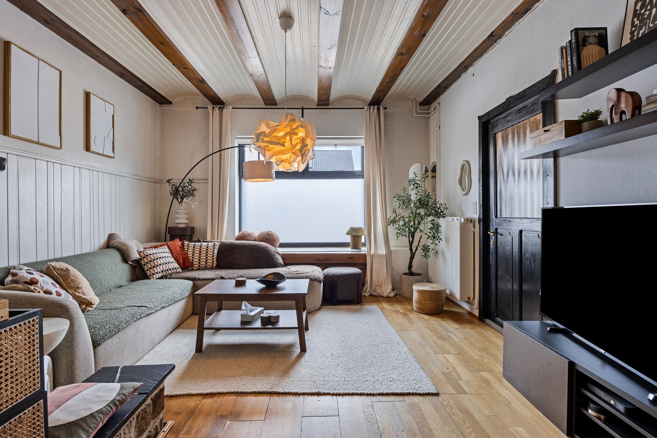 Charmante woning met omheinde tuin en garage foto 2
