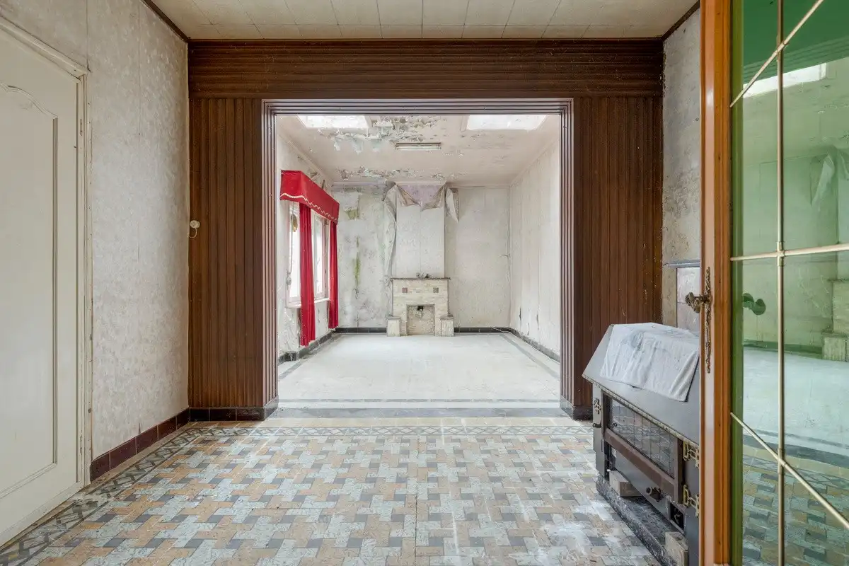 Te renoveren woning met magazijn en tweede oprit! foto 6