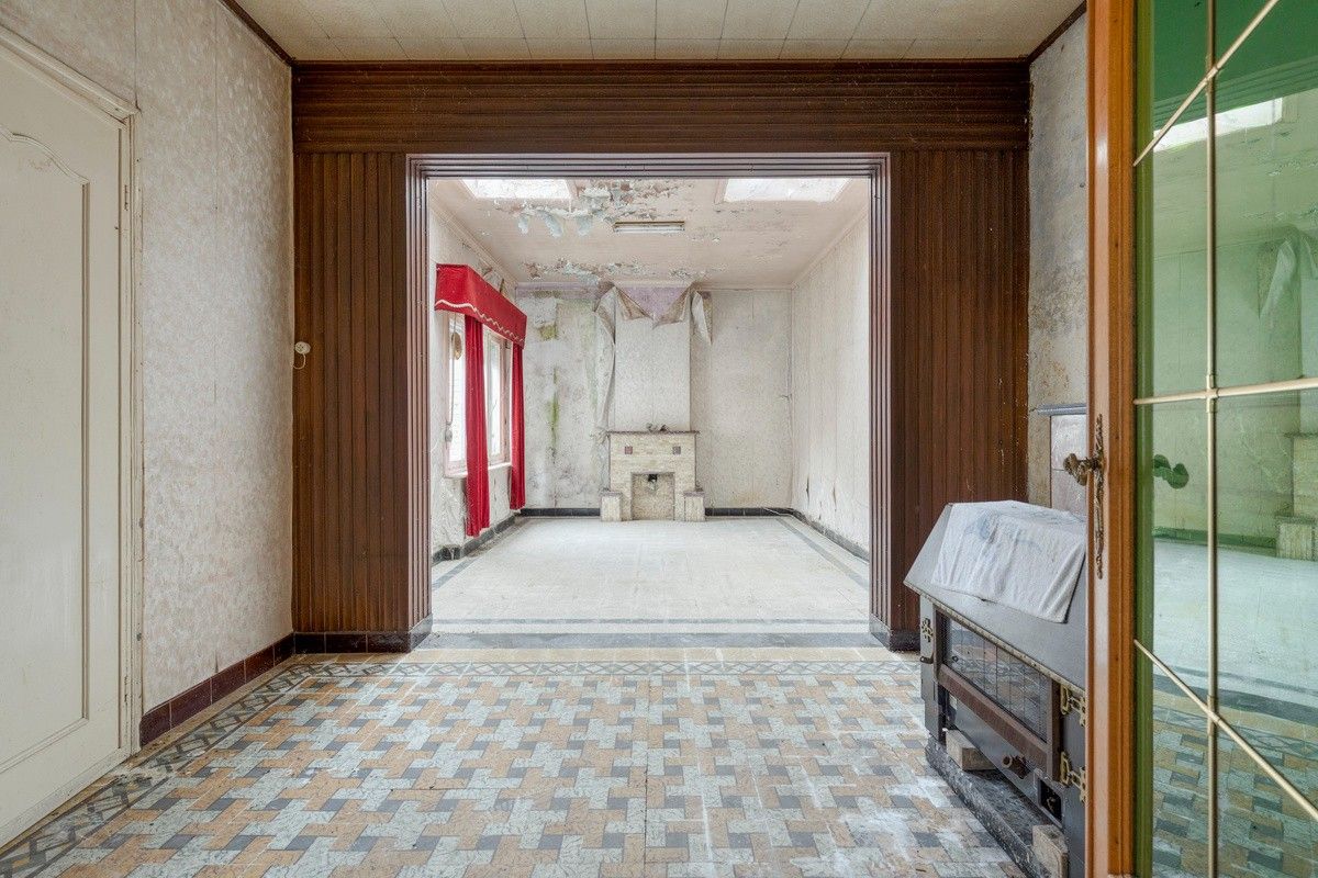 Te renoveren woning met magazijn en tweede oprit! foto 6