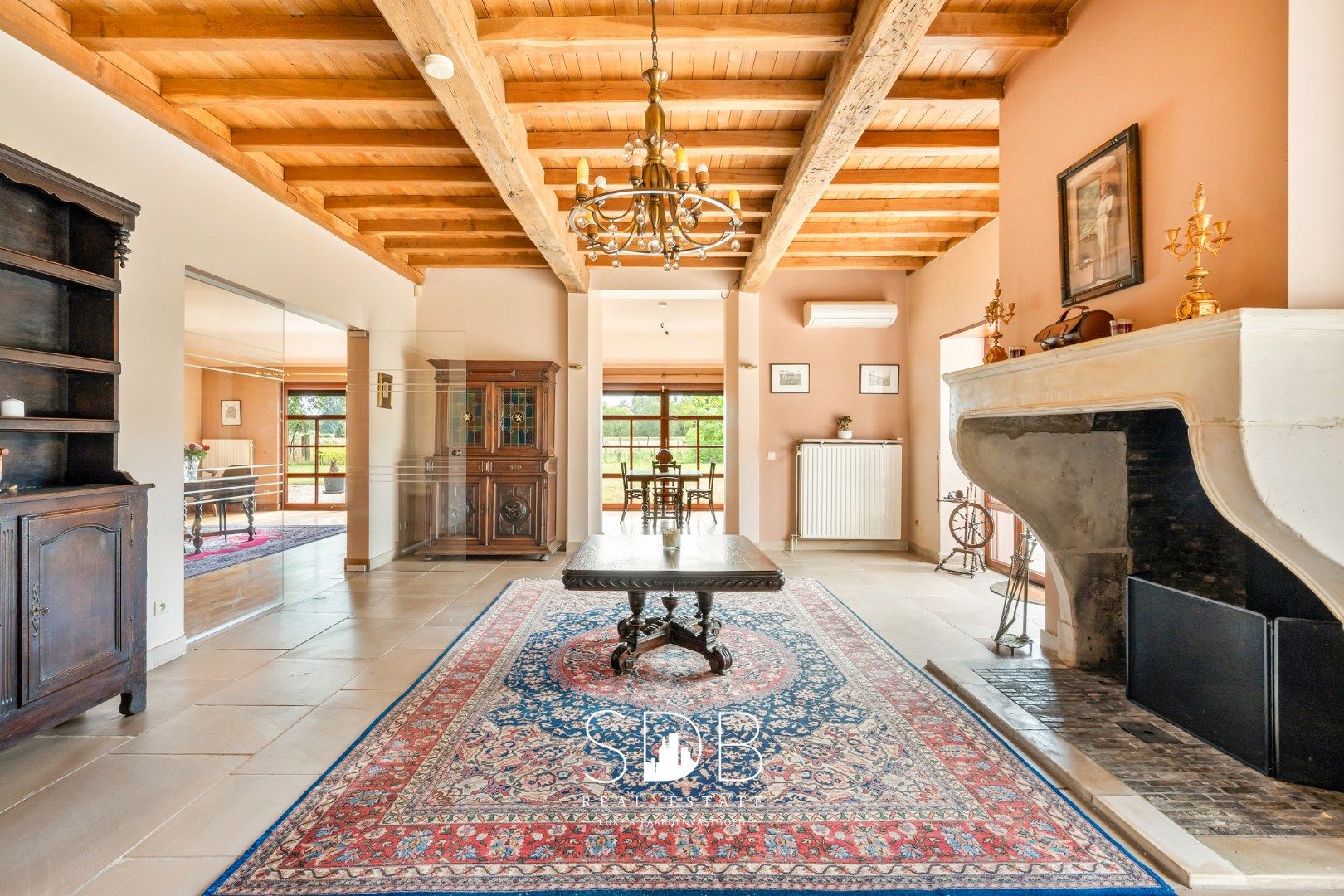 Hedendaagse villa met gezinstuin en graslanden op 7.496m² foto 8