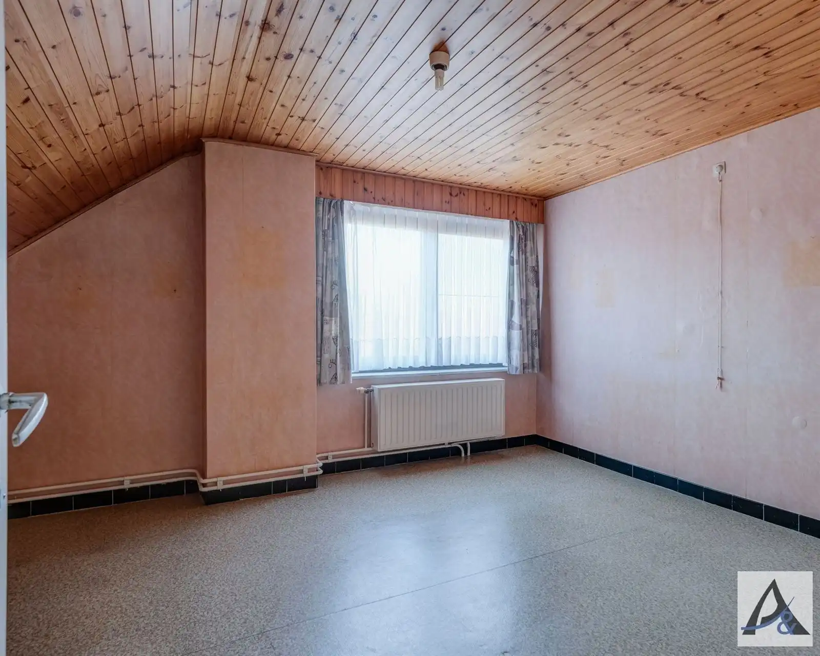 Te renoveren woning met potentieel in rustige buurt foto 24