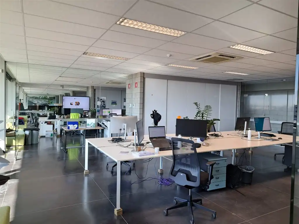 Industrieel gebouw met laadkades en privatief buitenterrein foto 14