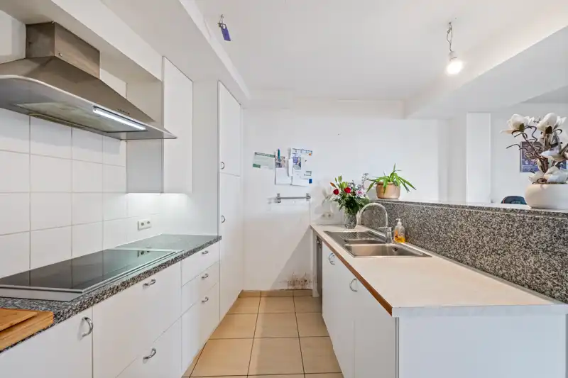 Roeselare : ruime lichtrijke duplexappartement met zolder voorzien van  2 slaapkamers en een groot zonneterras binnenin een woonerf. (opp 143 m²) foto 2