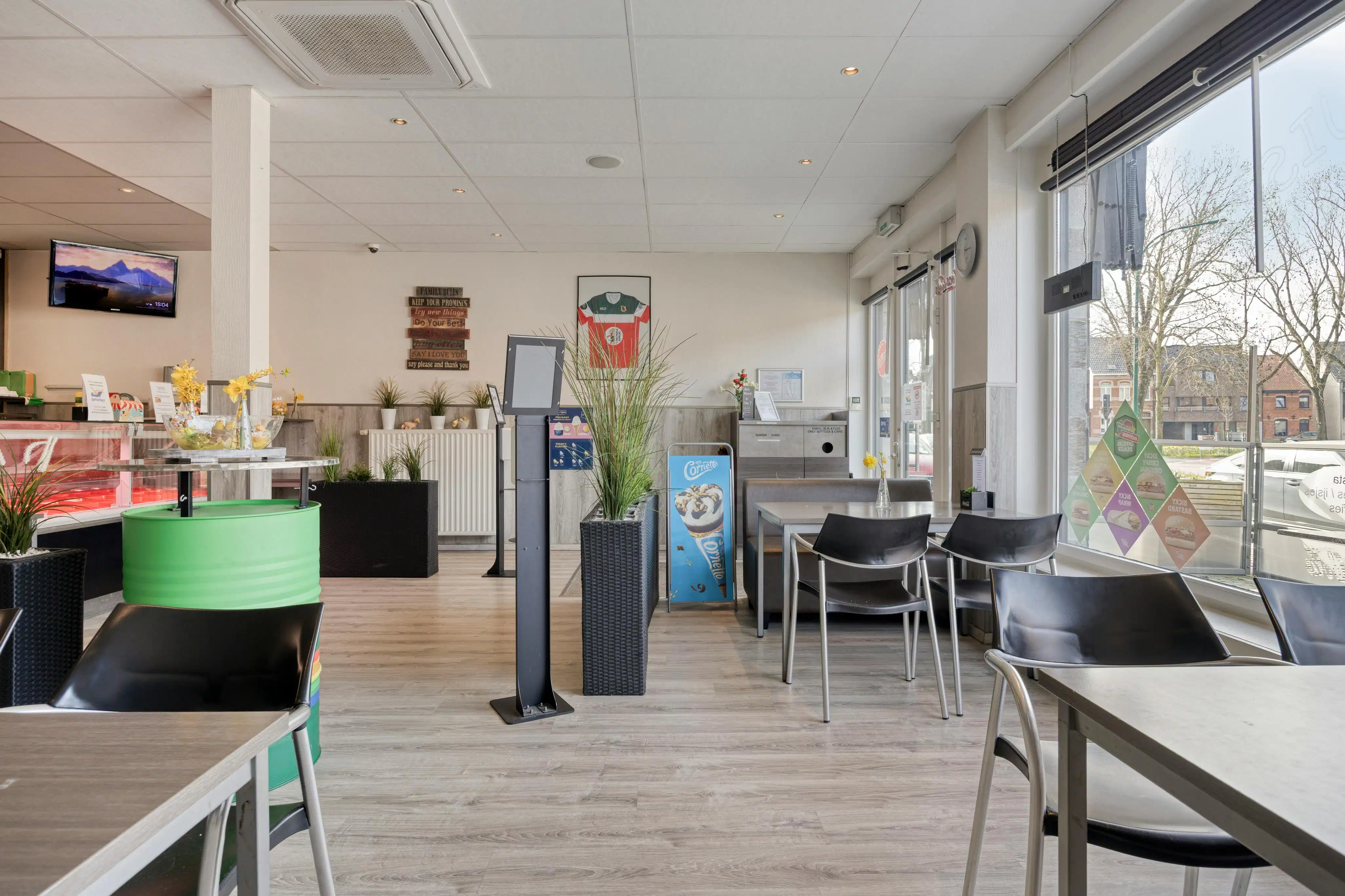Herenhuis met handelszaak te koop in Kaprijke foto 6