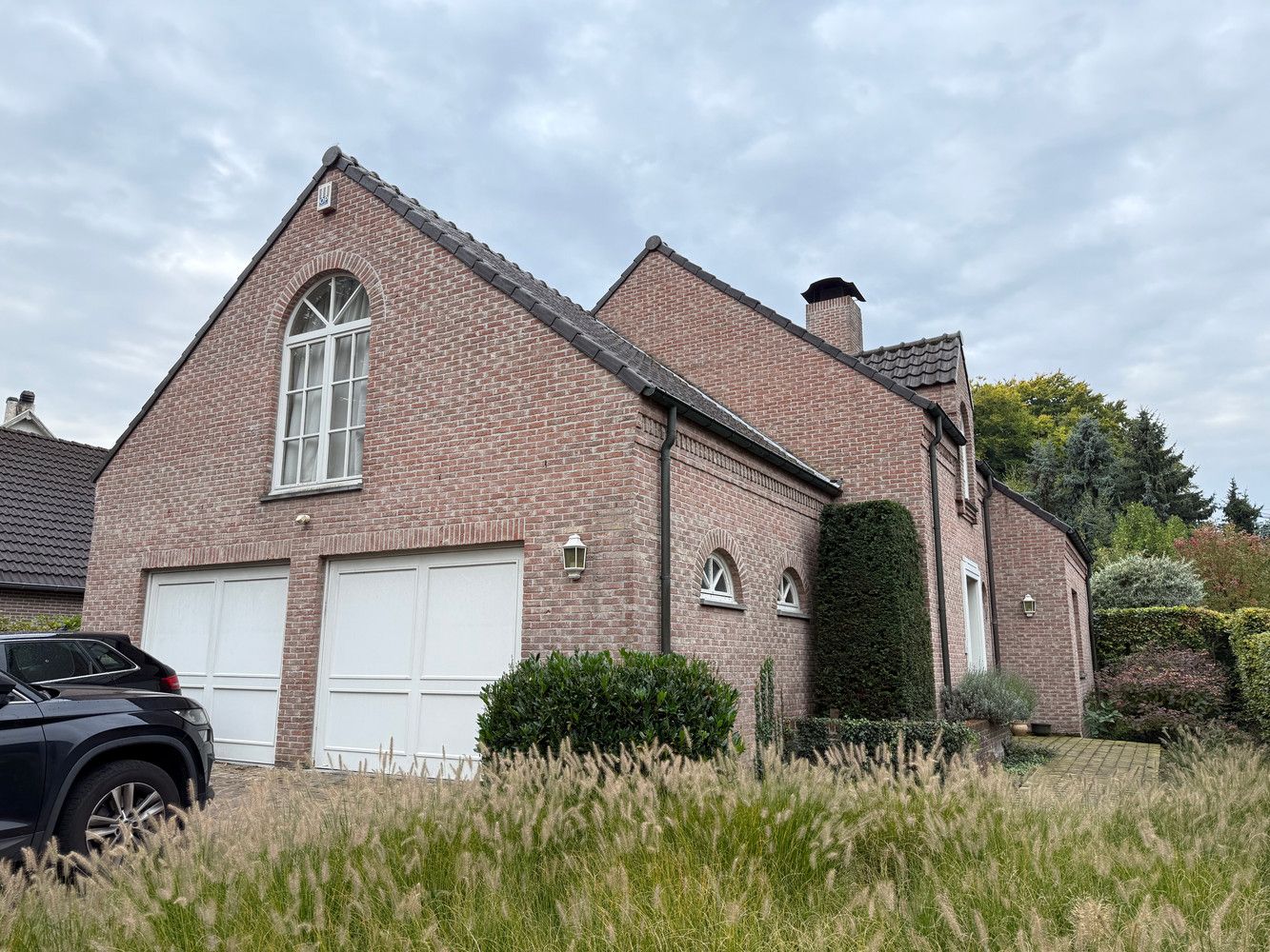 Instapklare gezinswoning met zonnige tuin in rustige doodlopende straat foto {{pictureIndex}}