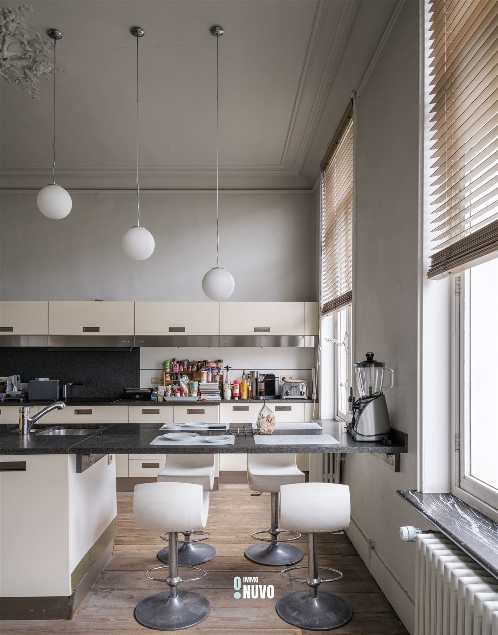 Exclusief herenhuis met handelspand op toplocatie te Aalst. foto 7