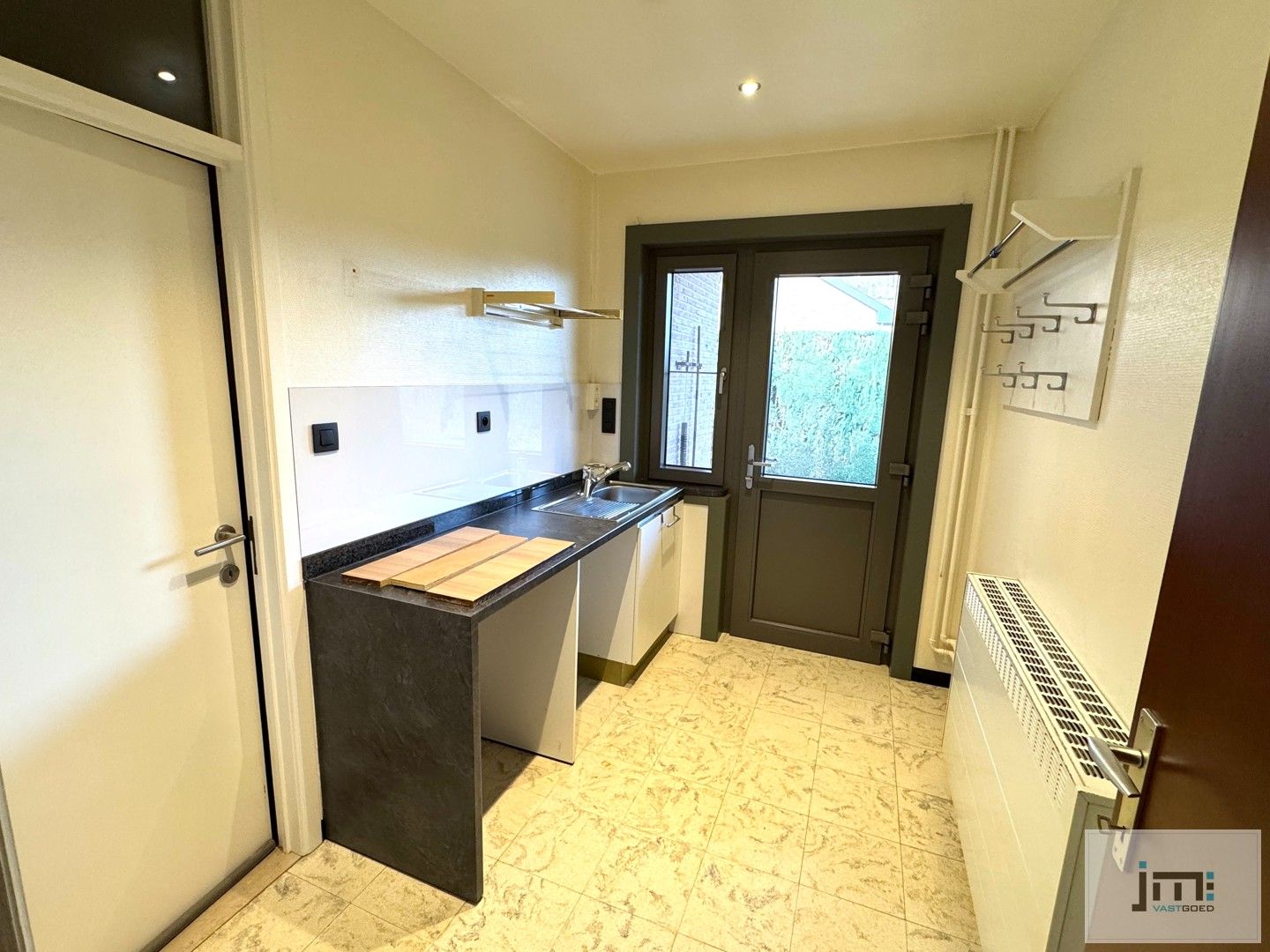 Goed onderhouden woning met ruime garage en carport foto 13