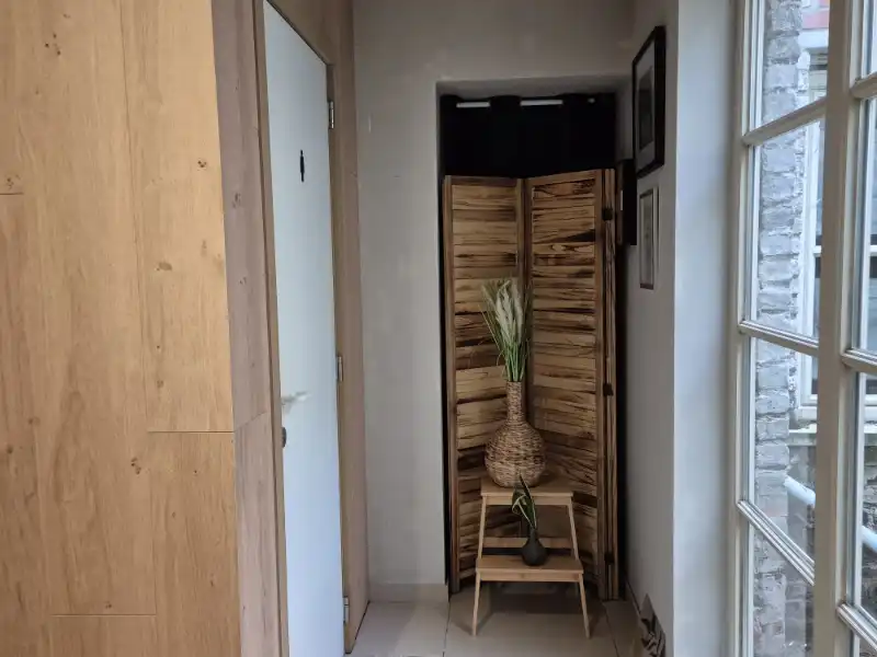 Roeselare-stadskern. Uitstekend zichtbaar gelegen gelijkvloers handelspand met extra 2 verdiepingen potentieel. Bestaande huuropbrengsten. Potentieel polyvalent pand ! foto 7