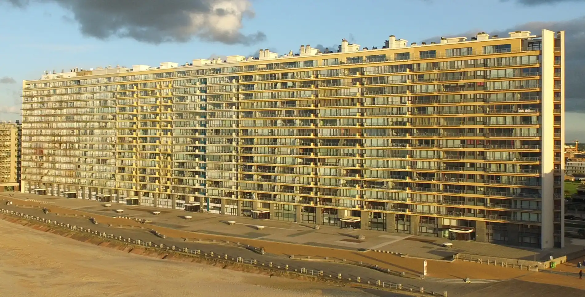 AFGESLOTEN GARAGEBOX - ROYAL PALACE 4 - 2 foto {{pictureIndex}}