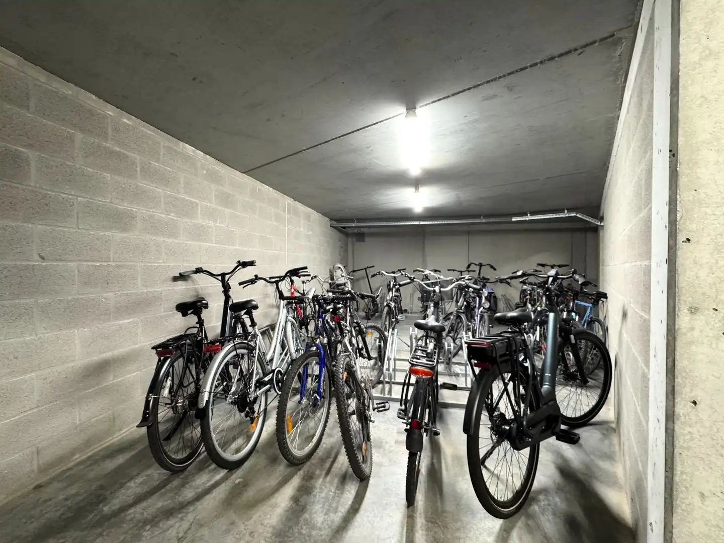 Prachtig bemeubeld appartement met 2 slaapkamers te huur nabij Genk centrum foto 19