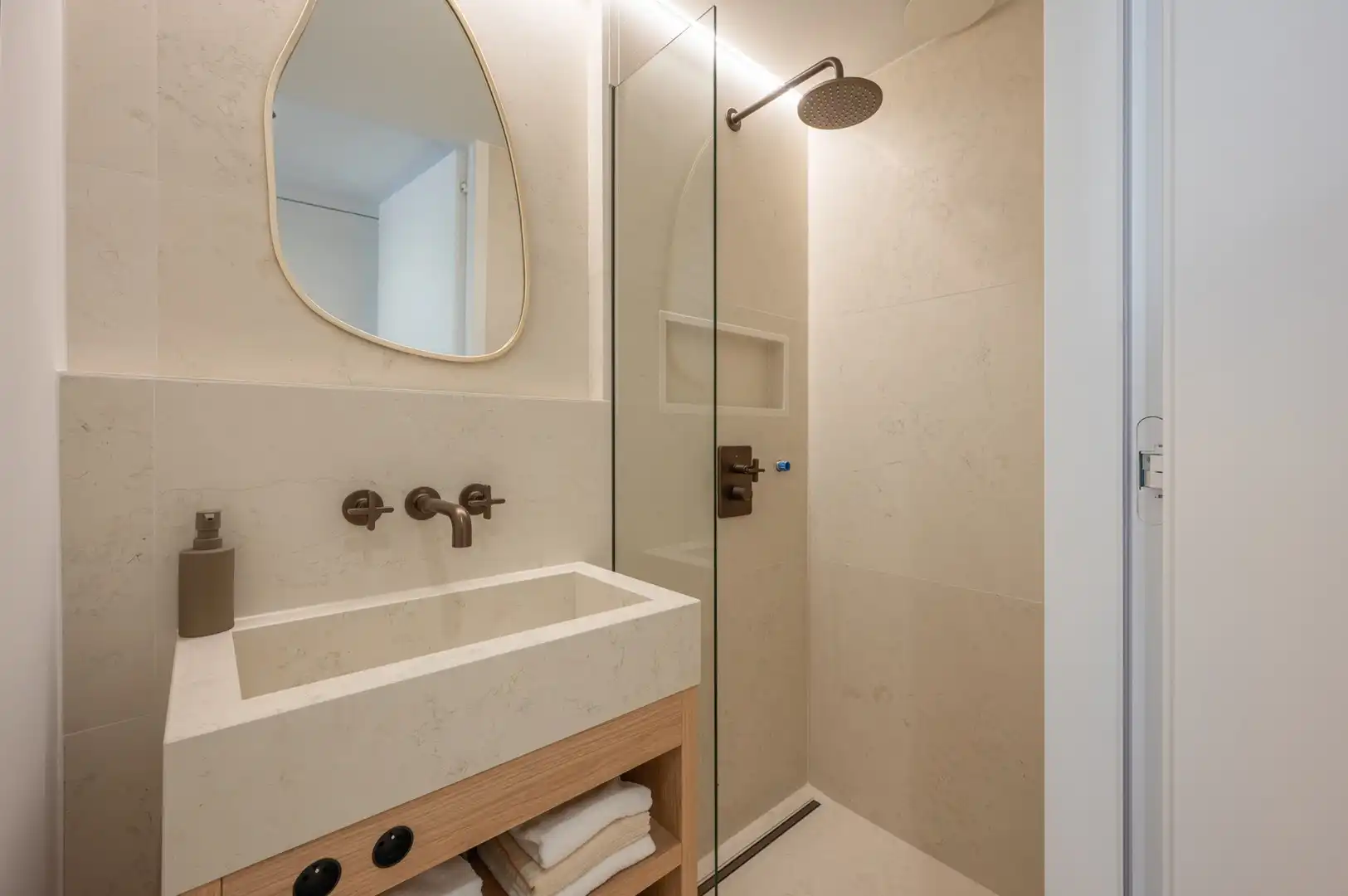 Prachtig en lichtrijk appartement op enkele stappen van de Dumortierlaan. foto 19