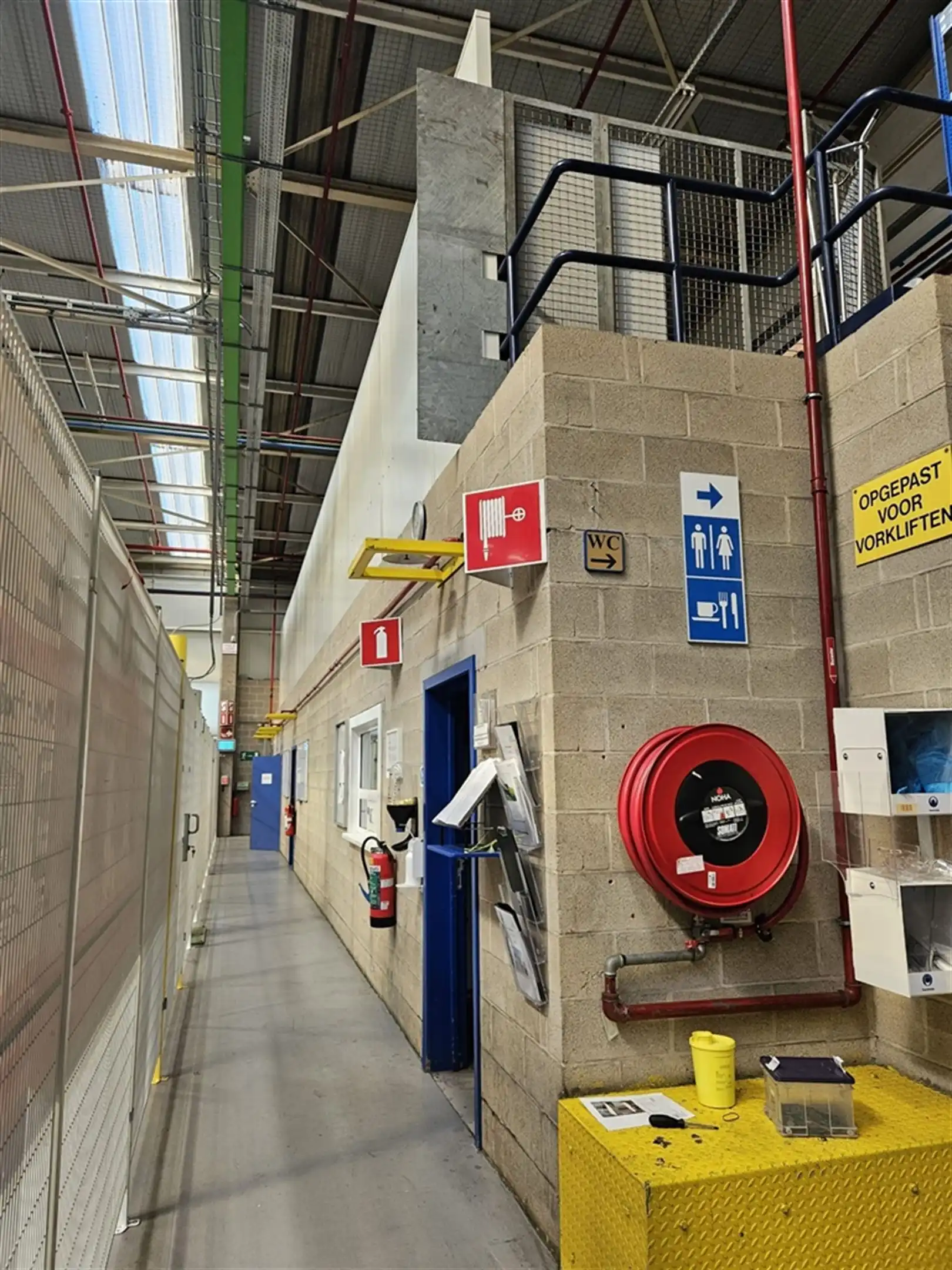 Magazijn met laad- en loskades en kantoren nabij R4 foto 21