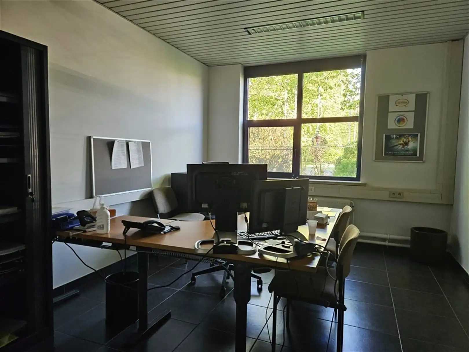 Magazijn met laad- en loskades en kantoren nabij R4 foto 21
