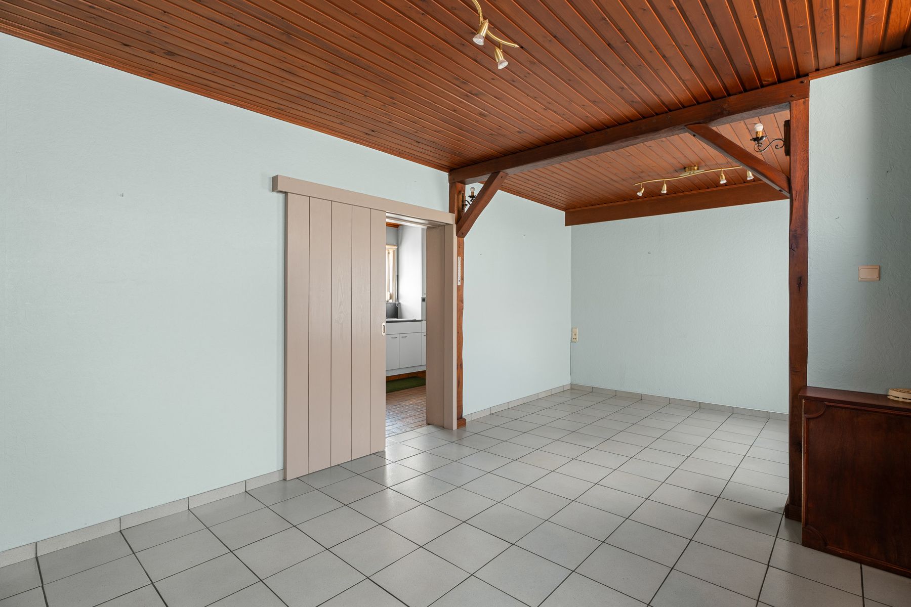 Woning met veel potentieel in Oostrozebeke foto 3
