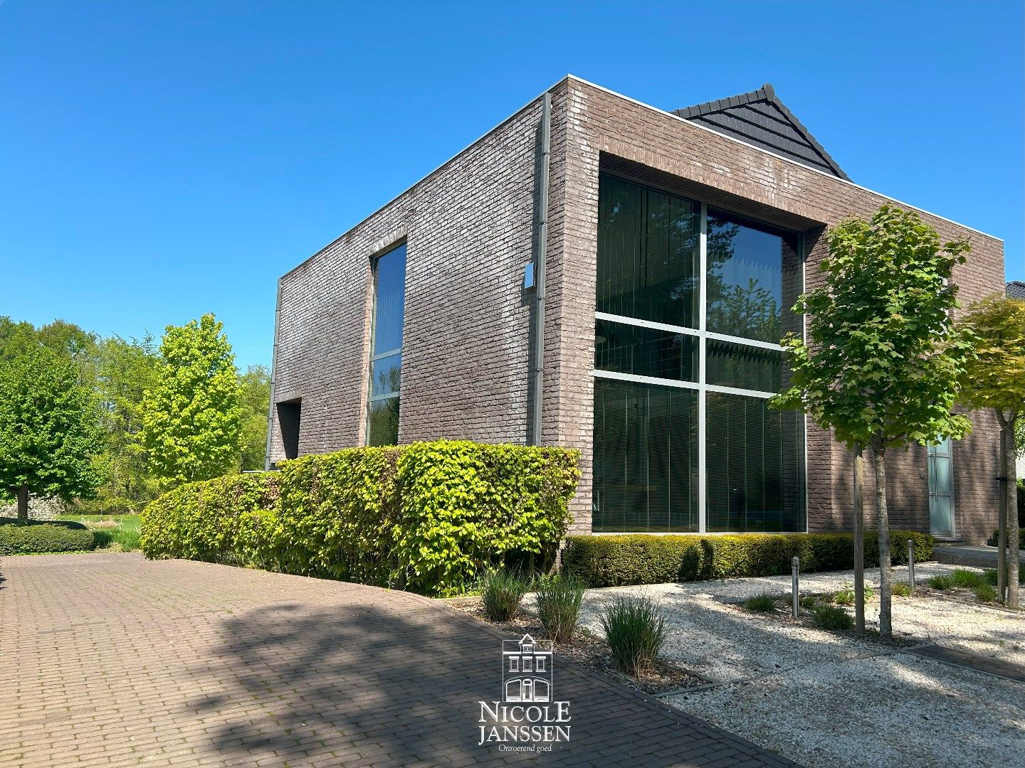 Zeer moderne en luchtige woning in een rustige, groene omgeving foto {{pictureIndex}}