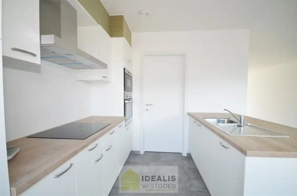 GELIEVE ENKEL AAN TE MELDEN VIA MAIL!! RUIME NIEUWBOUW GEZINSWONING OP WANDELAFSTAND VAN CENTRUM! – Afgewerkte en ruime woning perfect gelegen op wandelafstand van het centrum van Peer alsook vlakbij uitgebreide sportfaciliteiten!! De woning is zeer fijn ingedeeld, met een inkomhal en wc, riante woonkamer, open keuken met naastgelegen berging op de gelijkvloerse verdieping, overloop, 3 slaapkamers en een ruime badkamer op de eerste verdieping en een zolder te bereiken via vast trap op de 2e verdieping!! Tevens beschikt de woning over een private voortuin/parking en is er een leuk tuintje met tuinberging aan de achterzijde. De achterzijde van het perceel is tevens toegankelijk via een pad. Deze nieuwbouwwoning werd zeer goed geïsoleerd opgeleverd, heeft slechts een E-peil van 38 en is voorzien van ventilatie type D!! Zeer geschikt voor kandidaten op zoek naar een correct geprijsde nieuwbouwwoning!! Beschikbaar vanaf 1 december 2026. foto 16