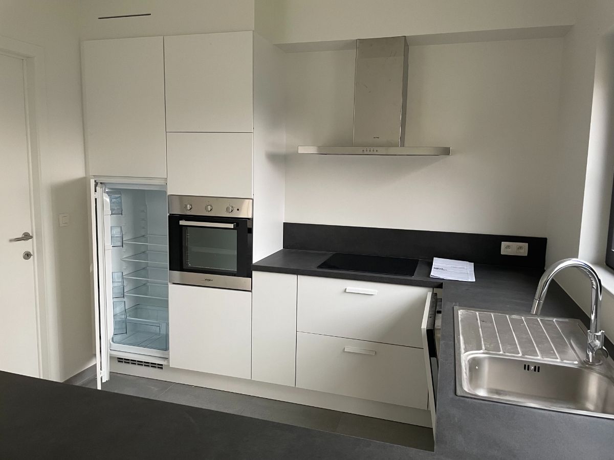 Drie slaapkamer EENGEZINSWONING met garage & tuin foto 17