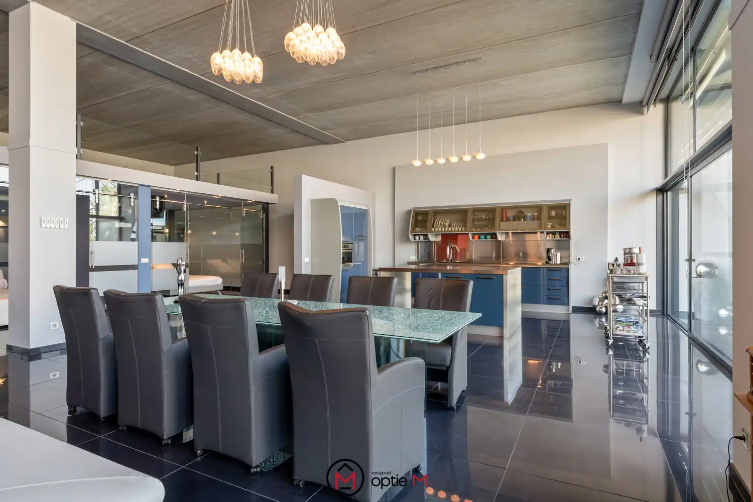Unieke loft met 2 slaapkamers, terras en parking foto 2