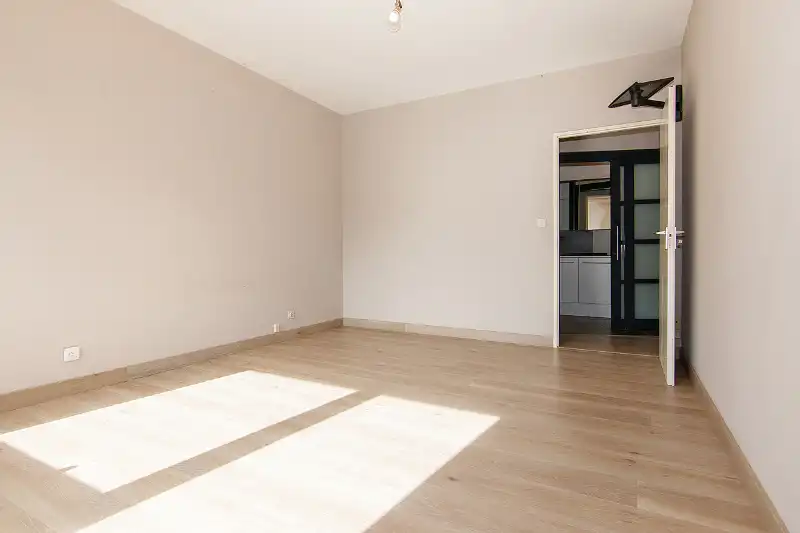LICHT OP TE FRISSEN 2-SLAAPKAMERAPPARTEMENT MET GEMEENSCHAPPELIJKE PARKEERPLAATSEN VOOR BEWONERS OP TOPLOCATIE BINNEN DE KLEINE RING! foto 16