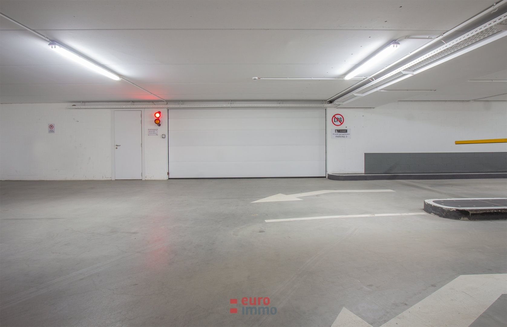 Bréde garage op centrale ligging in Nieuwpoort! foto {{pictureIndex}}