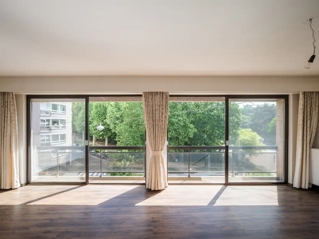 Op te frissen drieslaapkamerappartement met open zicht over het Citadelpark. foto 2