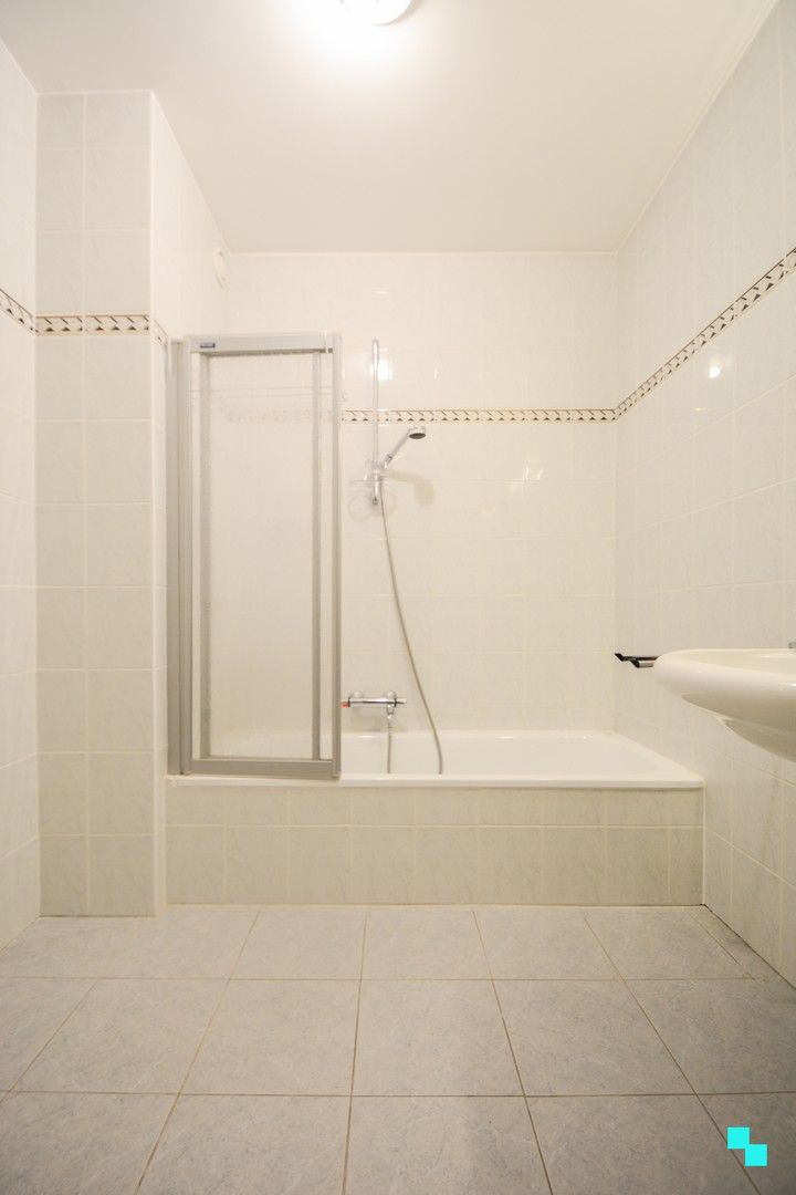 Centraal gelegen instapklaar appartement met groenzicht te Izegem foto 16