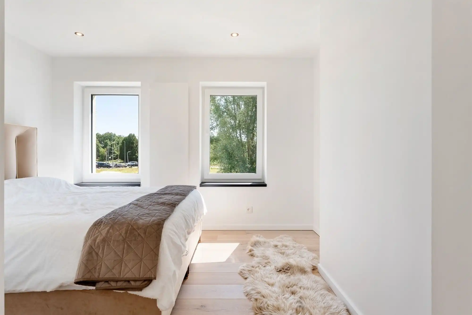 Gerenoveerde woning met oprit en zeer grote tuin foto 12