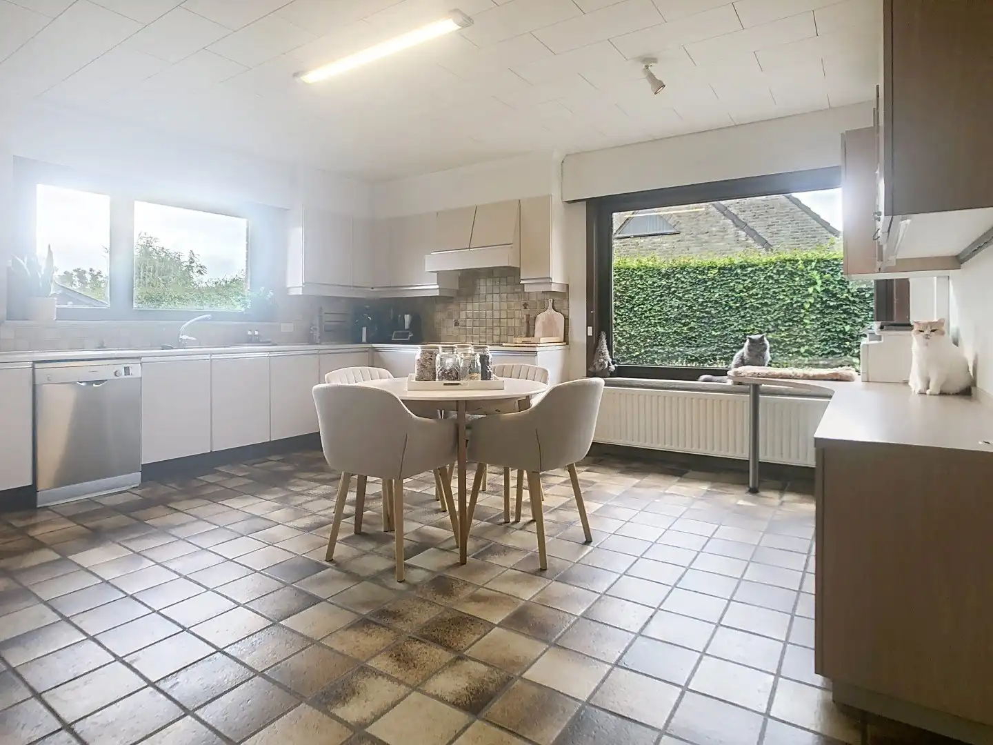 Ruime alleenstaande woning nabij centrum Staden  foto 3