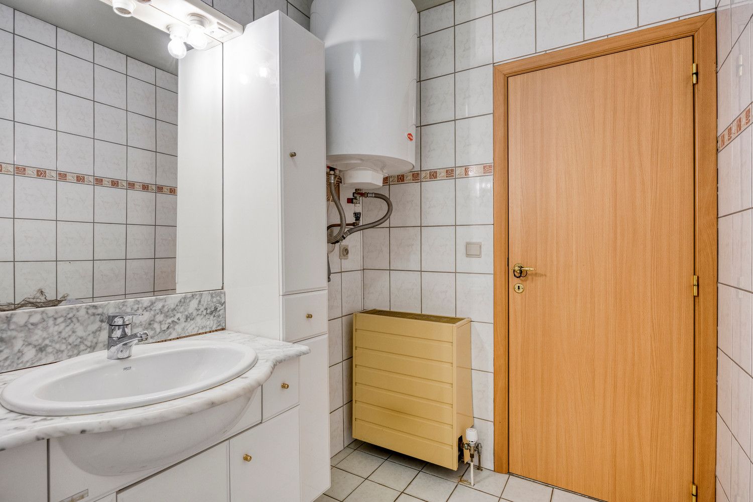 GELIJKVLOERS APPARTEMENT MET 3 SLAAPKAMERS EN INPANDIGE GARAGE TE HALEN! foto 19
