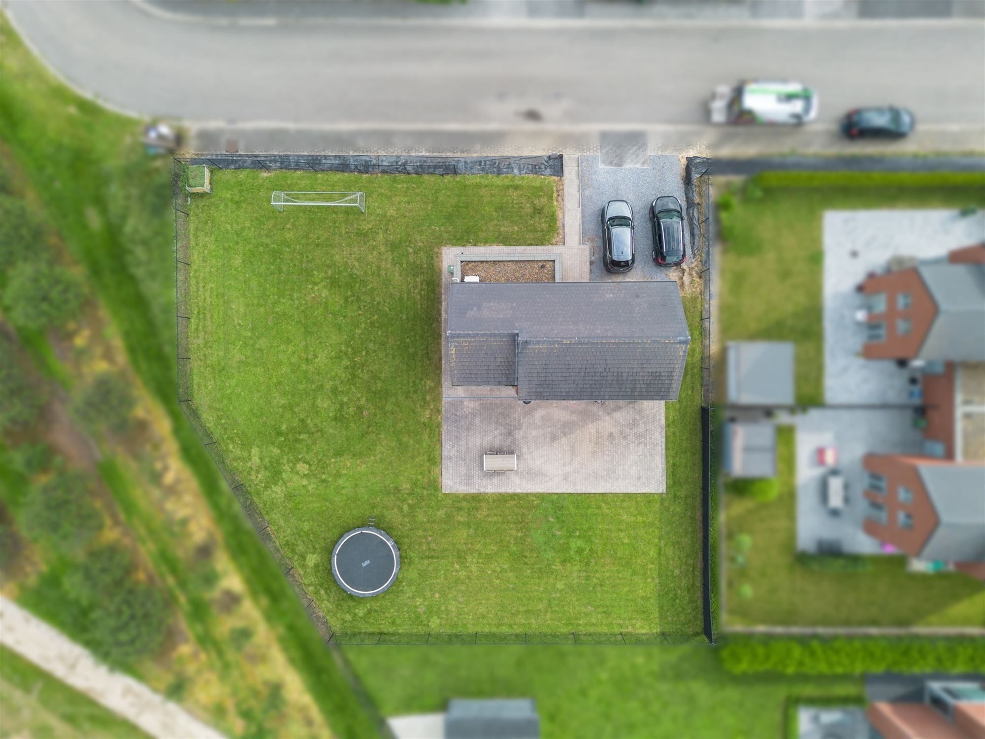 GEZELLIGE INSTAPKLARE GEZINSWONING MET 3 SLKS EN GARAGE IN HET LANDELIJKE JEUK foto 5