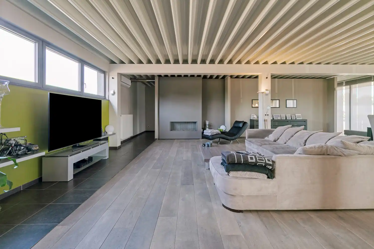 Handelsruimte met luxe duplex-appartement en verhuurde loodsen op het industrieterrein in Lanaken foto 25