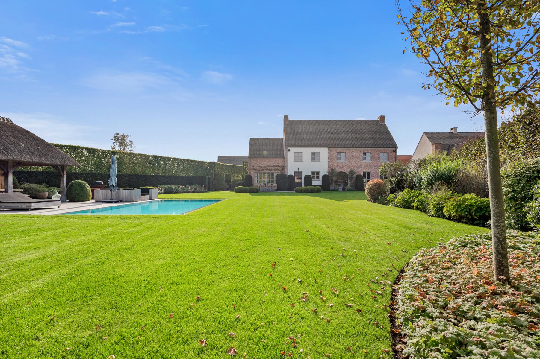 Prachtige instapklare villa met zwembad en poolhouse. foto 2