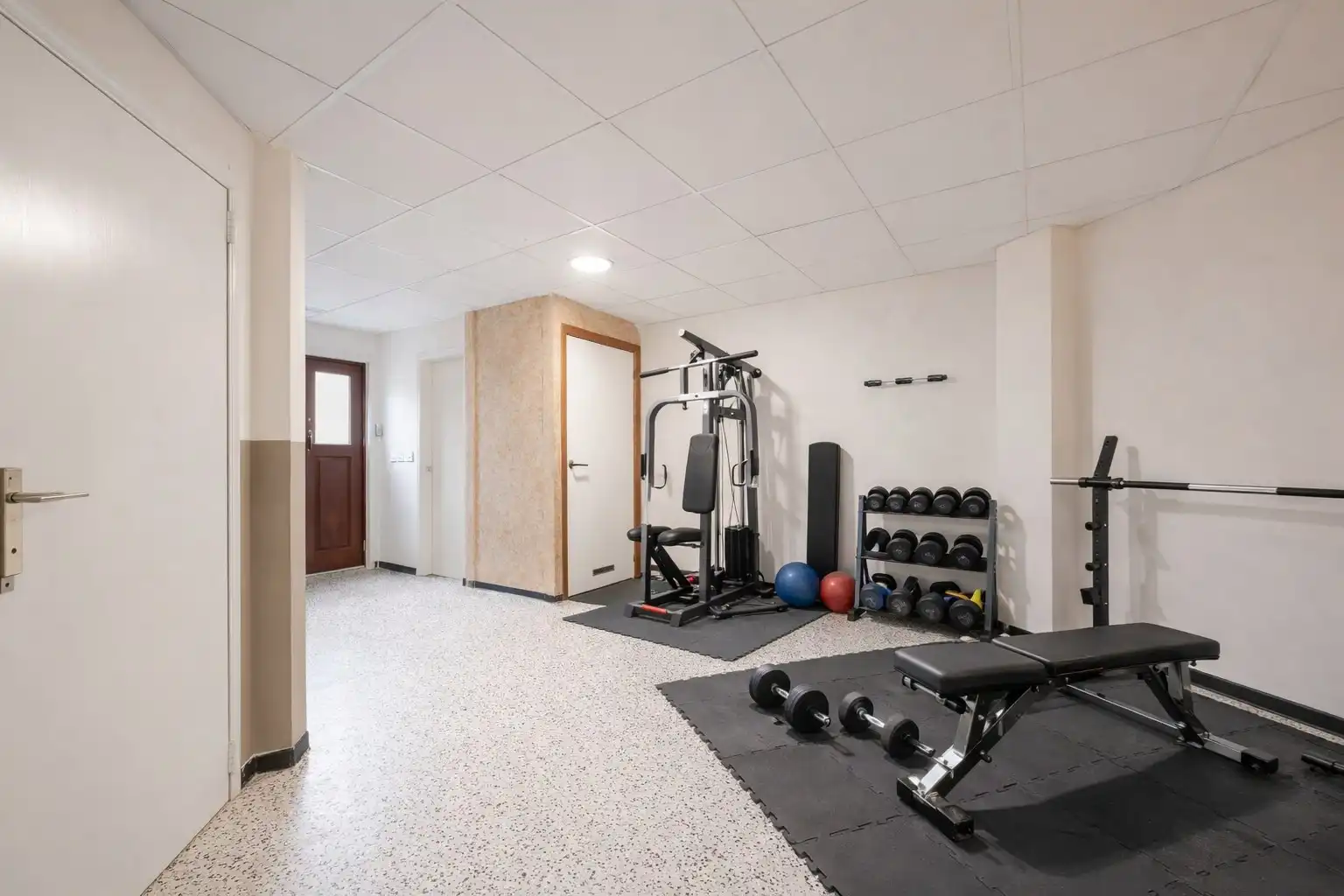 GUNSTIG GELEGEN GEZINSWONING OP 214 m² MET GARAGE foto 7