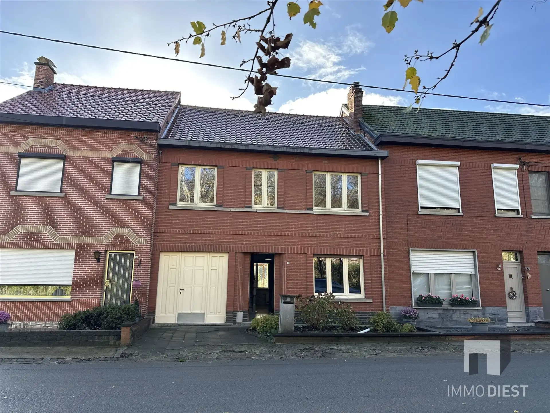 Hoofdfoto van de publicatie: Woning met 3 slpks, garage en grote tuin. Vlakbij station Diest gelegen.